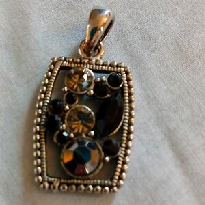 Gorgeous vintage pendant..excellent pre-owned 1.5 inches ht..width 3/4